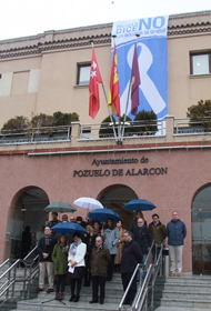 Miembros de la corporación durante el Minuto de silencio (Se abre en ventana nueva)