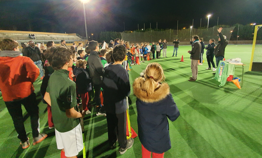 Pozuelo reúne a más de 120 niños en el Torneo de Navidad de hockey hierba