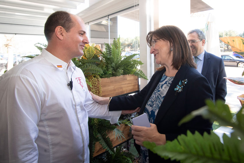 Susana Pérez Quislant, alcaldesa de Pozuelo, visita el restaurante La Taberna de Elia