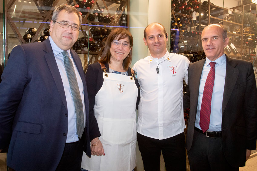 La alcaldesa de Pozuelo, Susana Pérez Quislant, junto a miembros de la corporación en el restaurante La Taberna de Elia