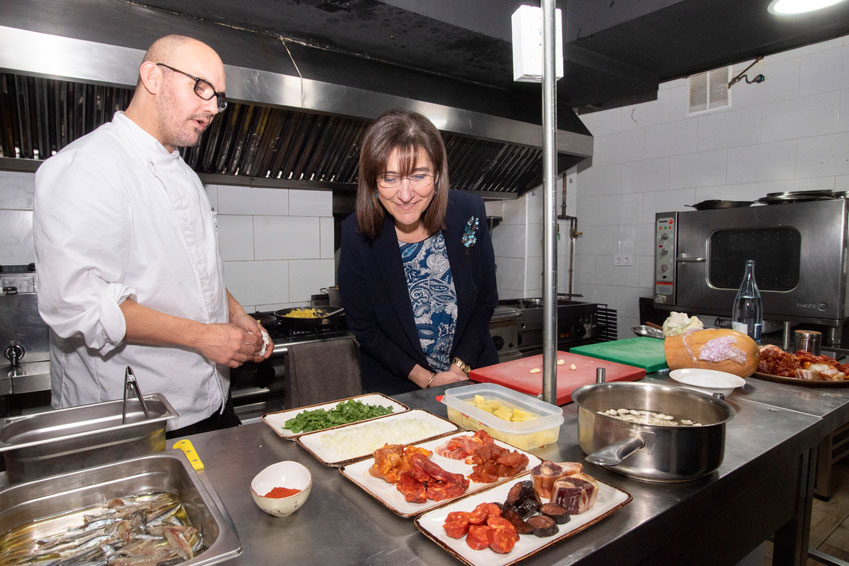 La alcaldesa en la cocina del restaurante Mariuca