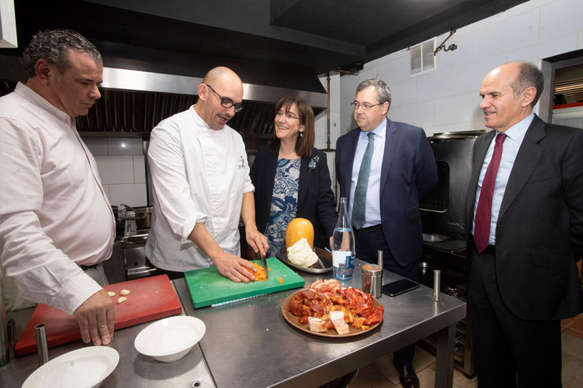Susana Pérez Quislant junto a miembros de la corporación visita la cocina del restaurante Mariuca