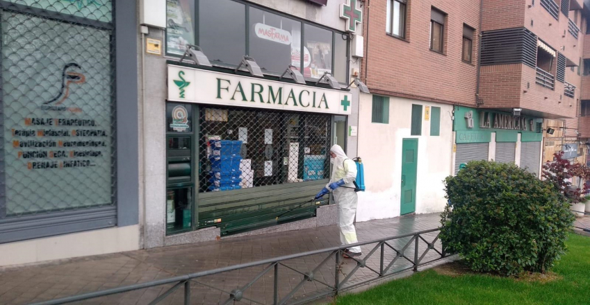 Operario realizando labores de limpieza contra el Covid-19