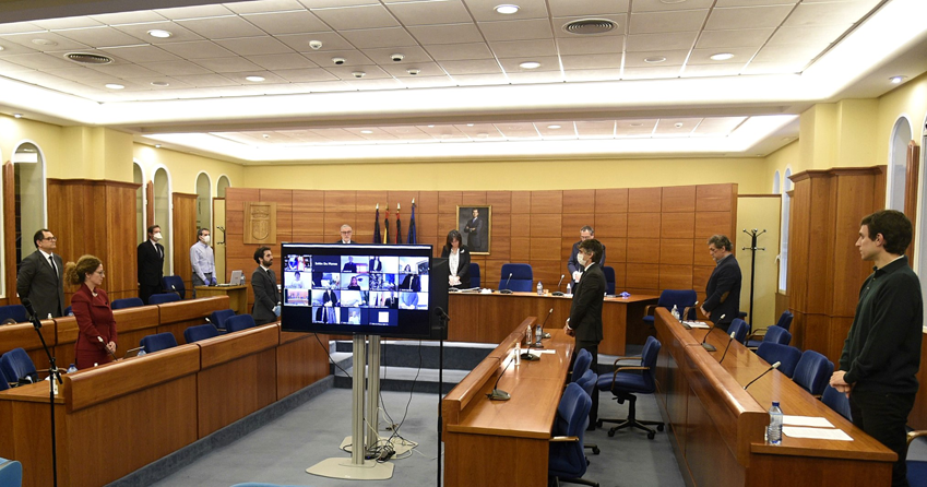 Minuto de silencio durante la celebración del pleno extraordinario