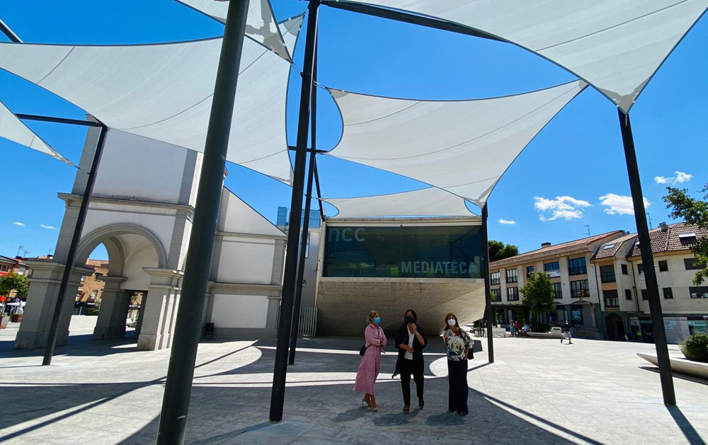 La alcaldesa de Pozuelo de Alarcón visita la Plaza del Padre Vallet con su nueva cubierta