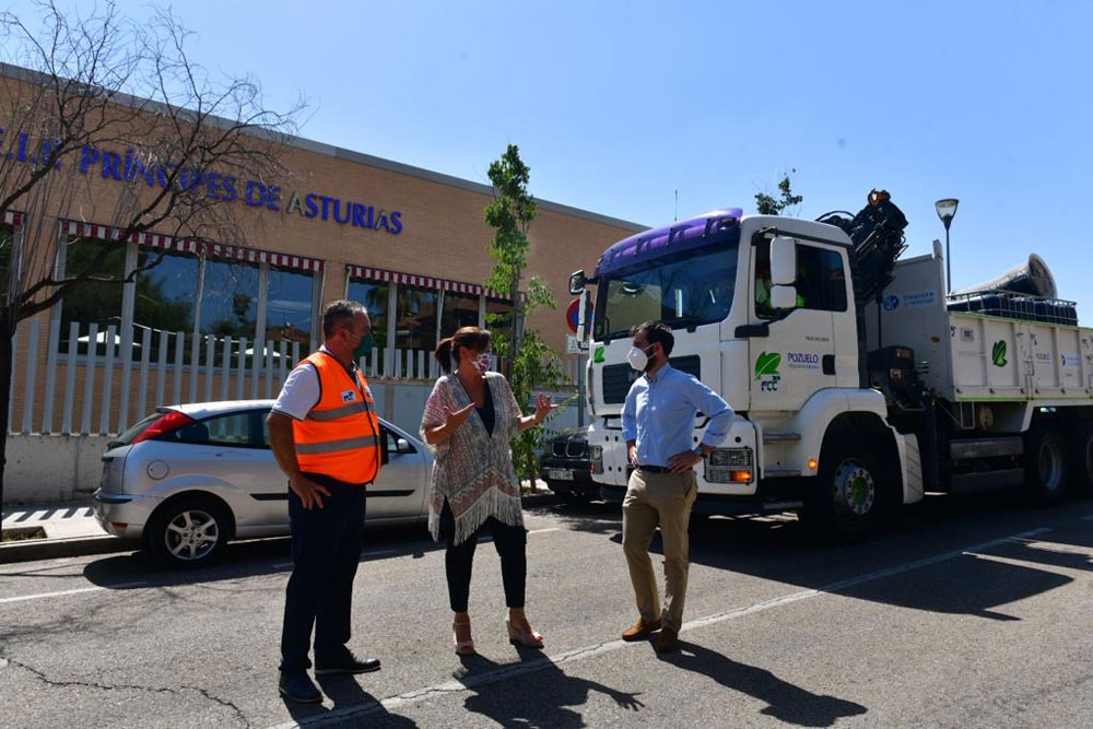 La alcaldesa visita las labores de limpieza contra la COVID-19