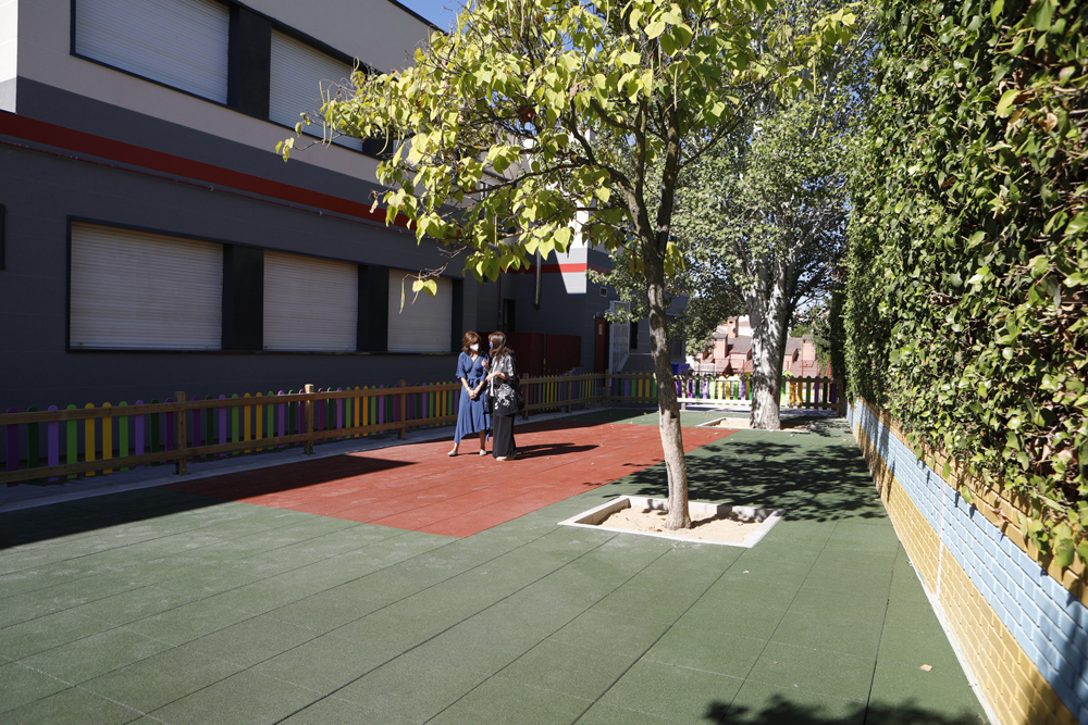 La alcaldesa visita uno de los colegios