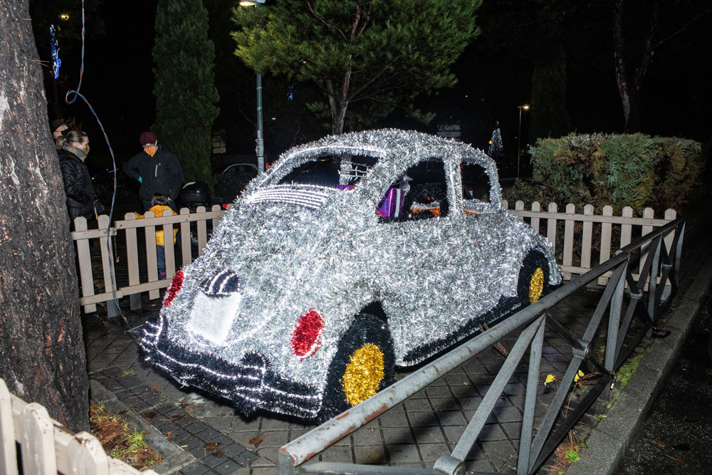 Coche de los elementos navideños