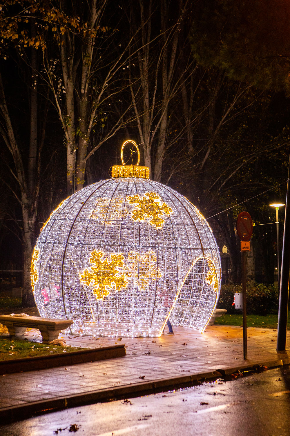 Bola navideña gigante iluminada