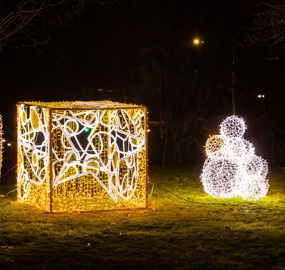 Elemento navideño de luces en la Glorieta de la Carretera de Húmera