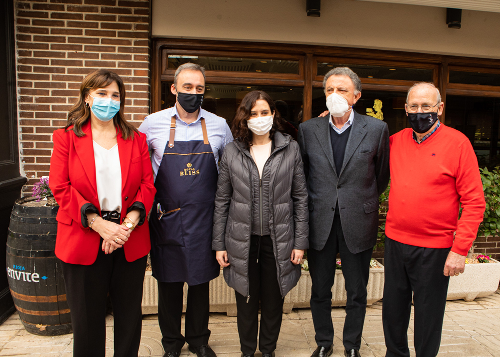 Susana Pérez Quislant visita junto a Isabel Días Ayuso los restaurantes de Pozuelo de Alarcón