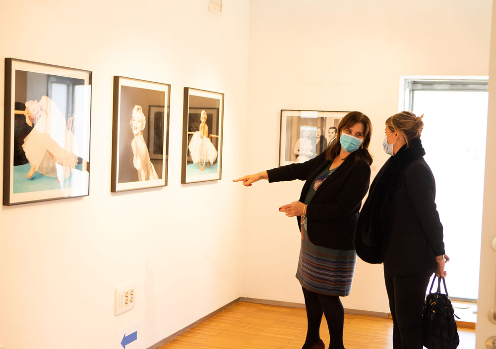 Susana Pérez Quislant visita la exposición de Marilyn Monroe