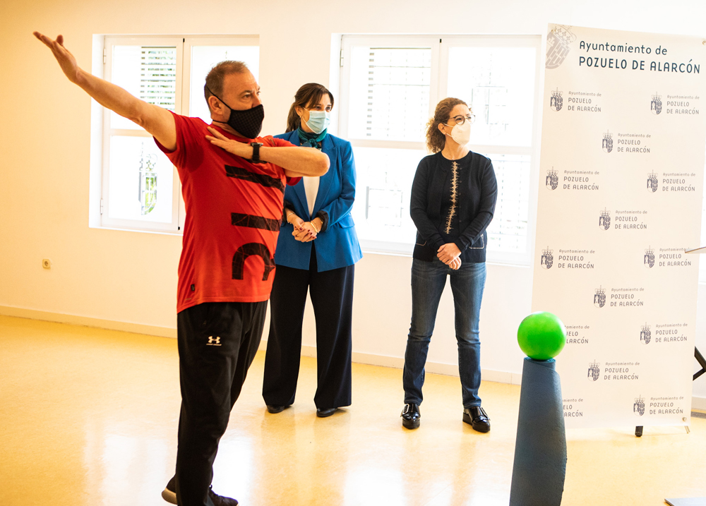 La alcaldesa visita el taller online de gimnasia de mantenimiento para mayores