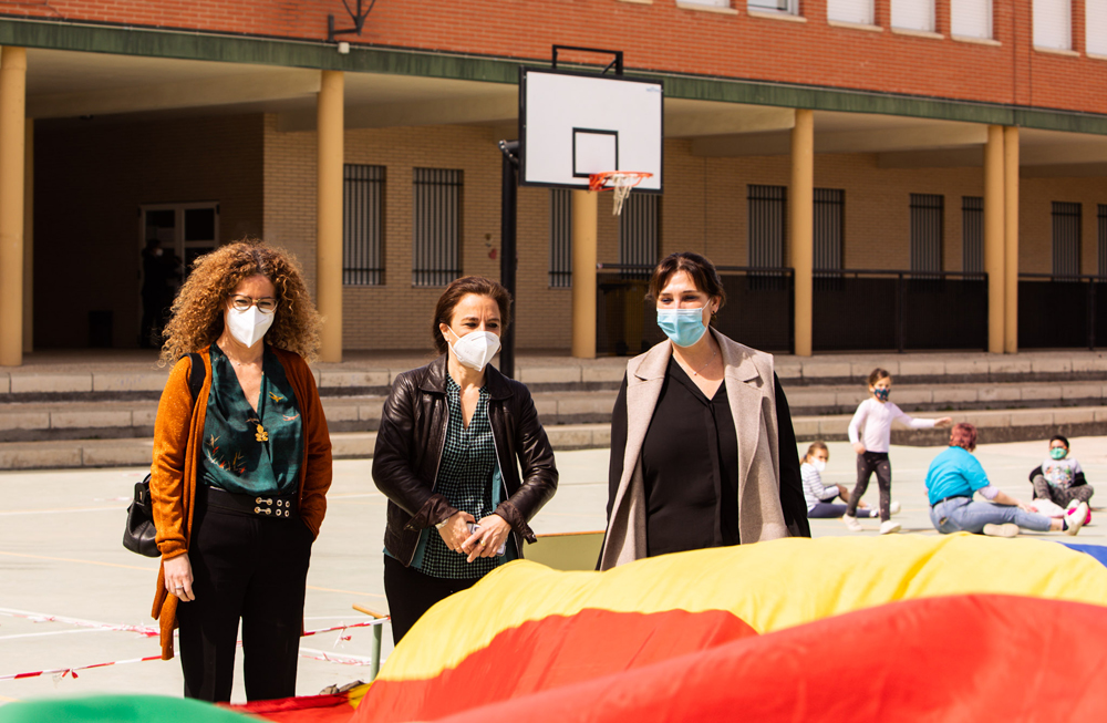 La alcaldesa junto a la cuarta teniente de alcalde y la concejal de Educación visitan un colegio donde se celebra Easter School