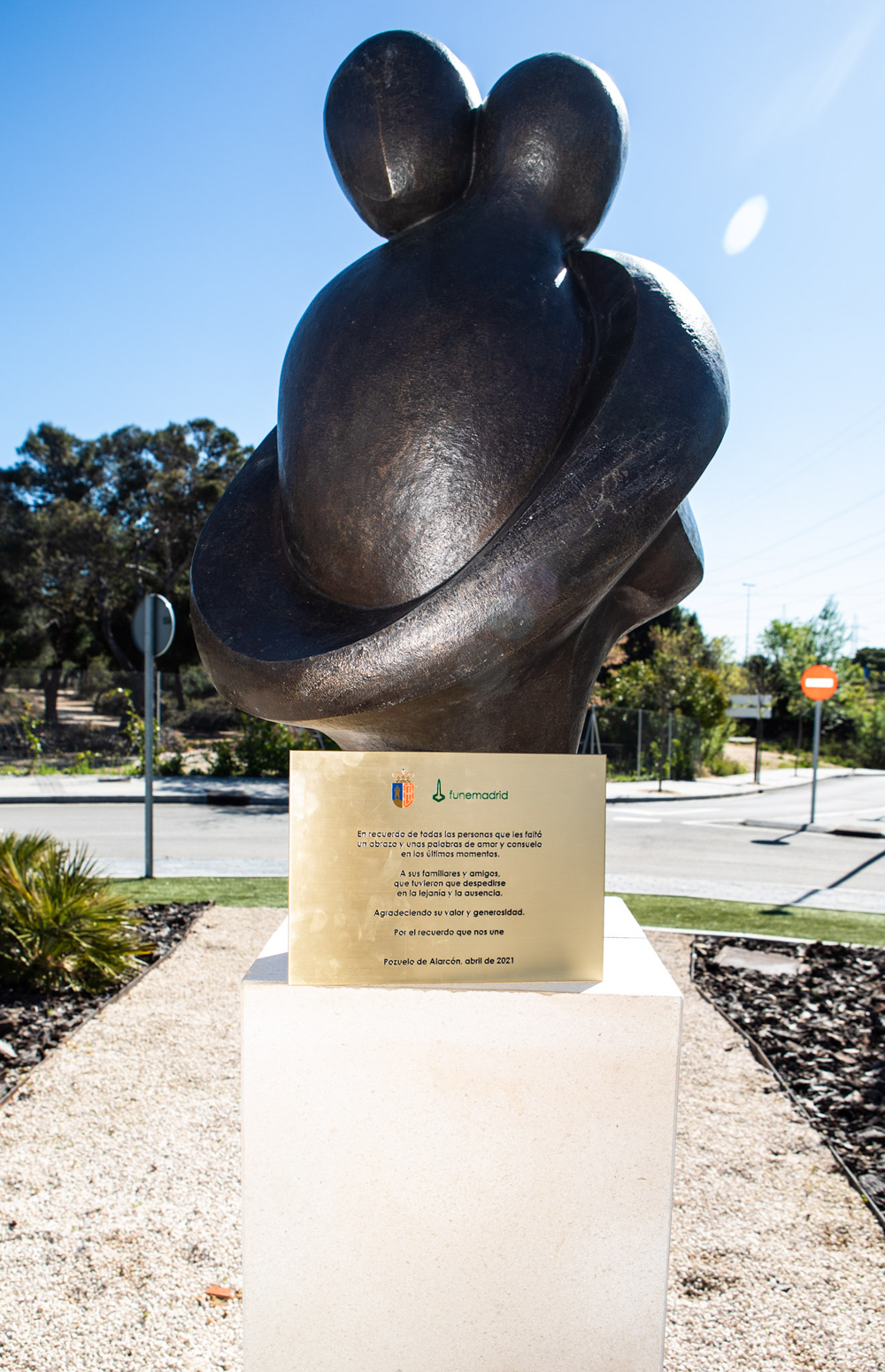 Escultura homenaje a los fallecidos por la pandemia