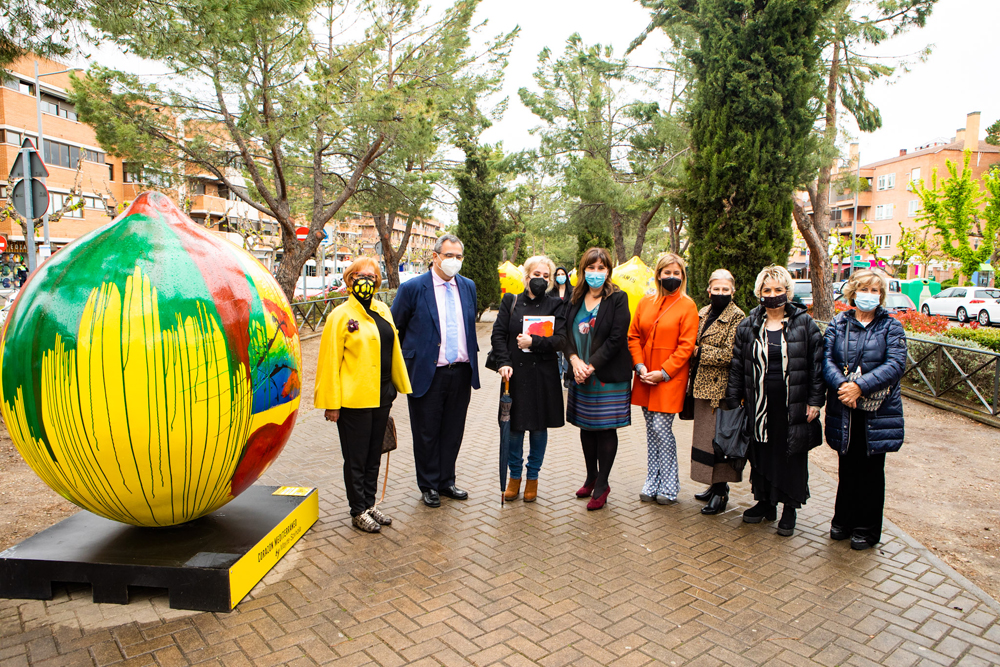 La alcaldesa inaugura la exposición Lemon Art