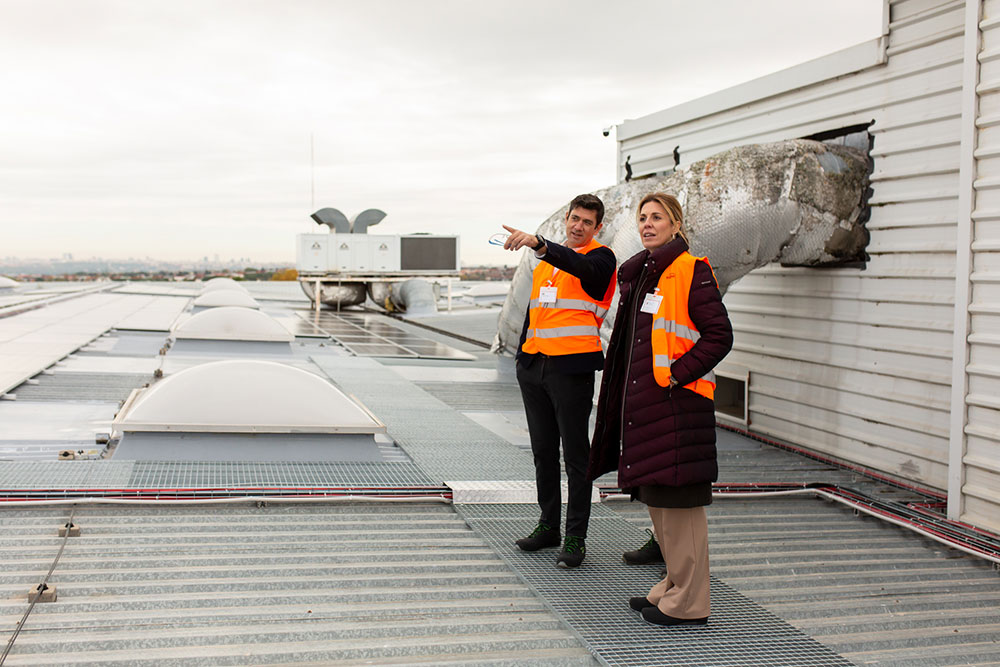 La alcaldesa, Paloma Tejero, visita la empresa Flowserve