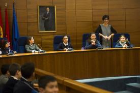 La alcaldesa con los escolares que visitaron el Pleno del Ayuntamiento de Pozuelo de Alarcón