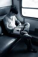 Un chico lee sentado en un tren