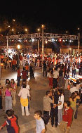 Jóvenes disfrutando del baile en la Plaza de las Américas (Se abre en ventana nueva)