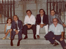Parte de la corporación sentados en las escaleras de la casa del párroco (Se abre en ventana nueva)