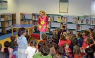 Niños asistentes a un cuentacuentos en la biblioteca