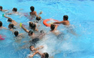 Niños en la piscina