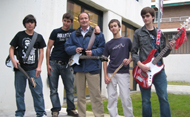 El concejal de Juventud, Carlos Ulecia, con algunos de los usuarios de los locales de ensayo (Se abre en ventana nueva)