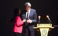 La alcaldesa, Paloma Adrados, entrega el premio a Luis del Olmo (Se abre en ventana nueva)