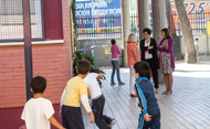 Susana Pérez Quislant, alcaldesa de Pozuelo, durante su visita al Colegio Pinar Prados (Se abre en ventana nueva)