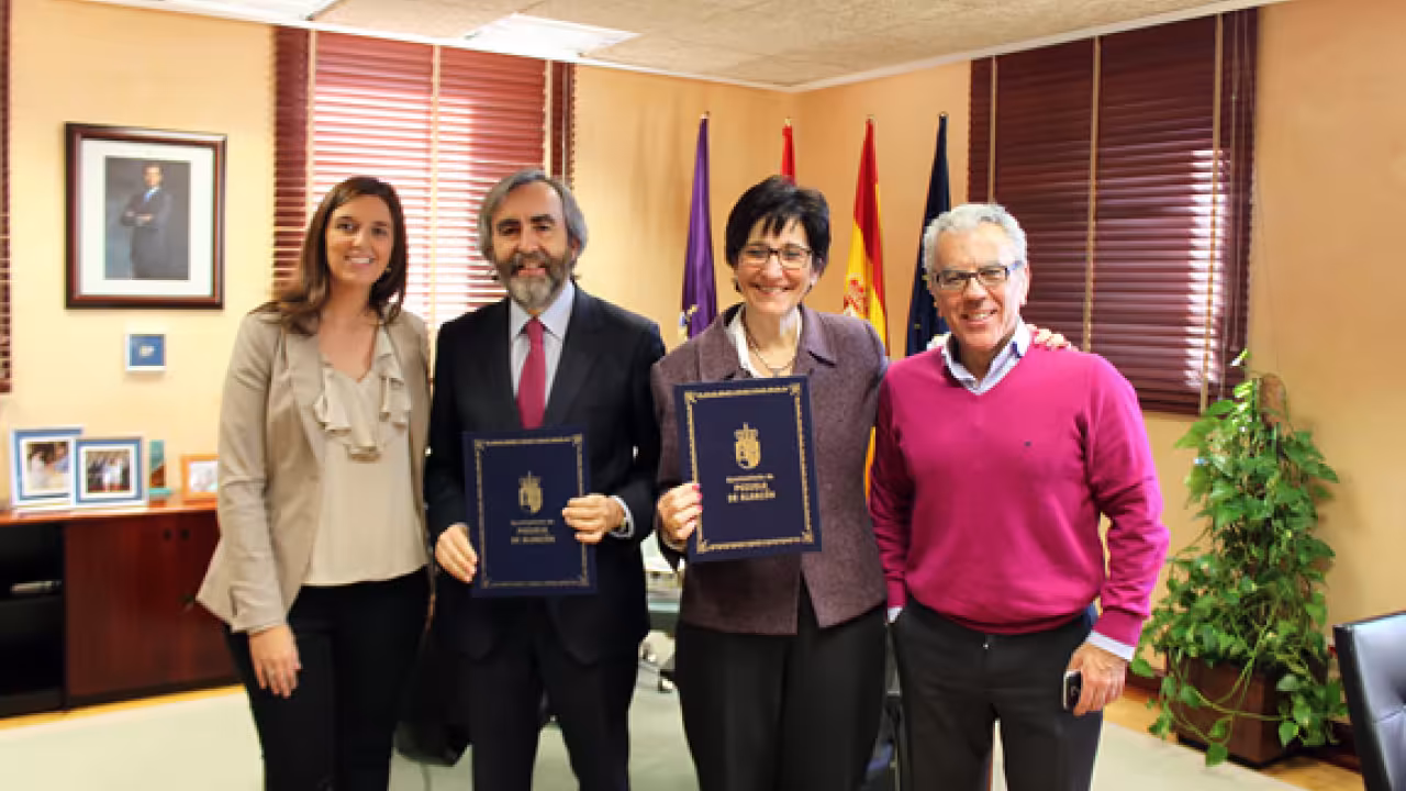 La alcaldesa firma un acuerdo con la Comunidad de Madrid para expedir en Pozuelo el Carné Joven (Se abre en ventana nueva)