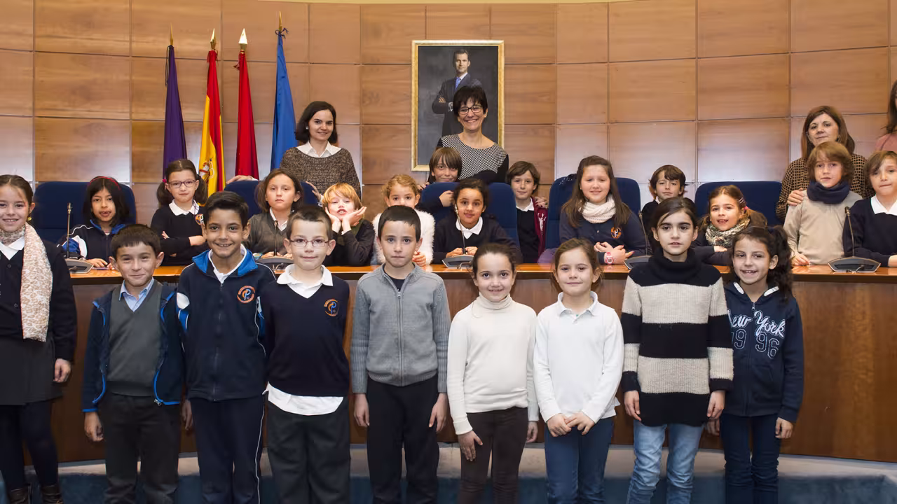 Foto de grupo de la alcaldesa con los escolares