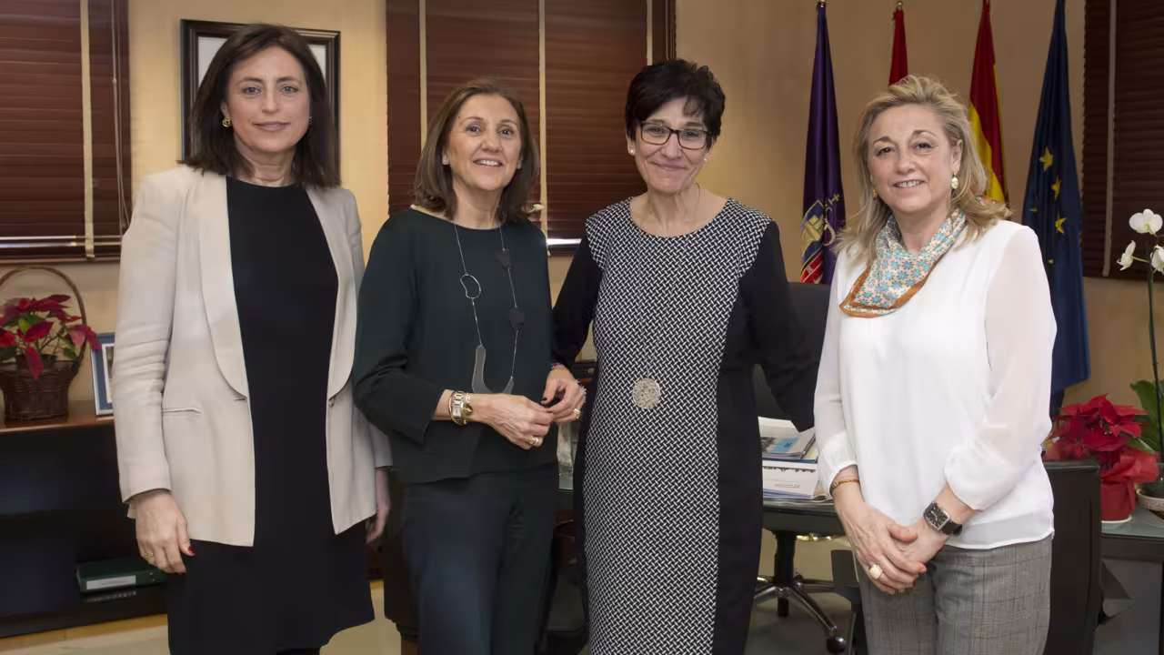 La alcaldesa, Susana Pérez Quislant, junto a voluntarias del programa municipal “Con M de Mujer”