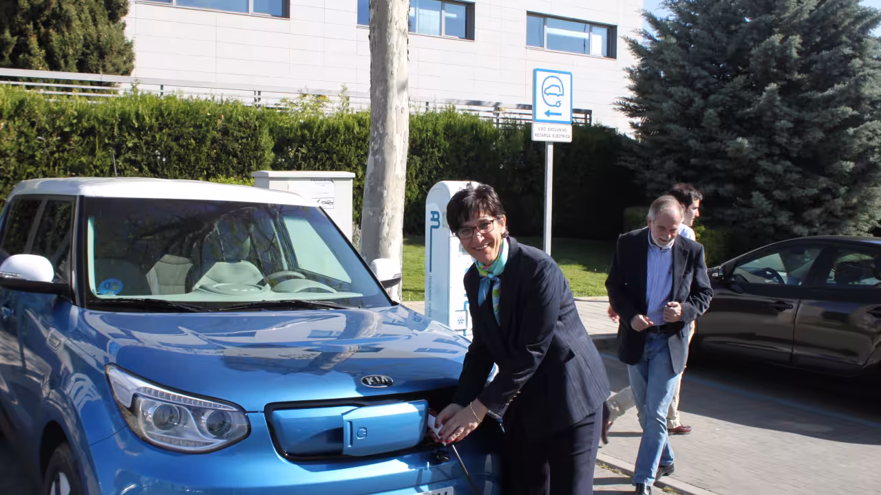 Nuevo vehículo eléctrico de la flota de parque móvil municipal