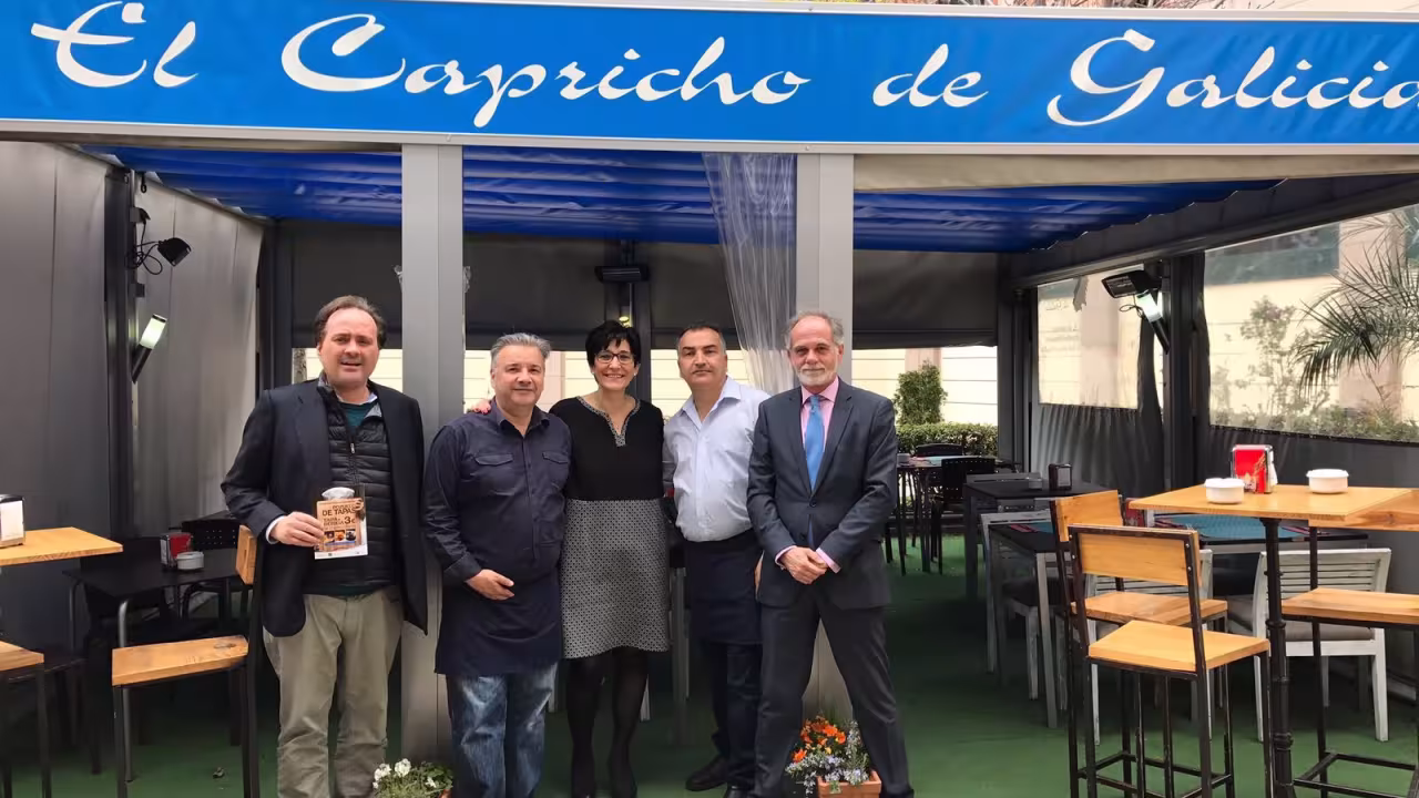La alcaldesa visitando uno de los restaurantes participantes