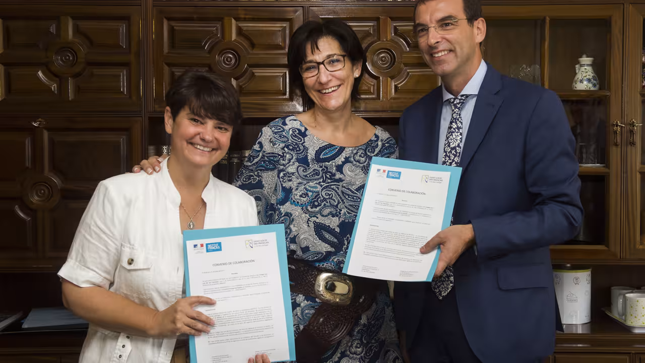 Firma convenio centro francés