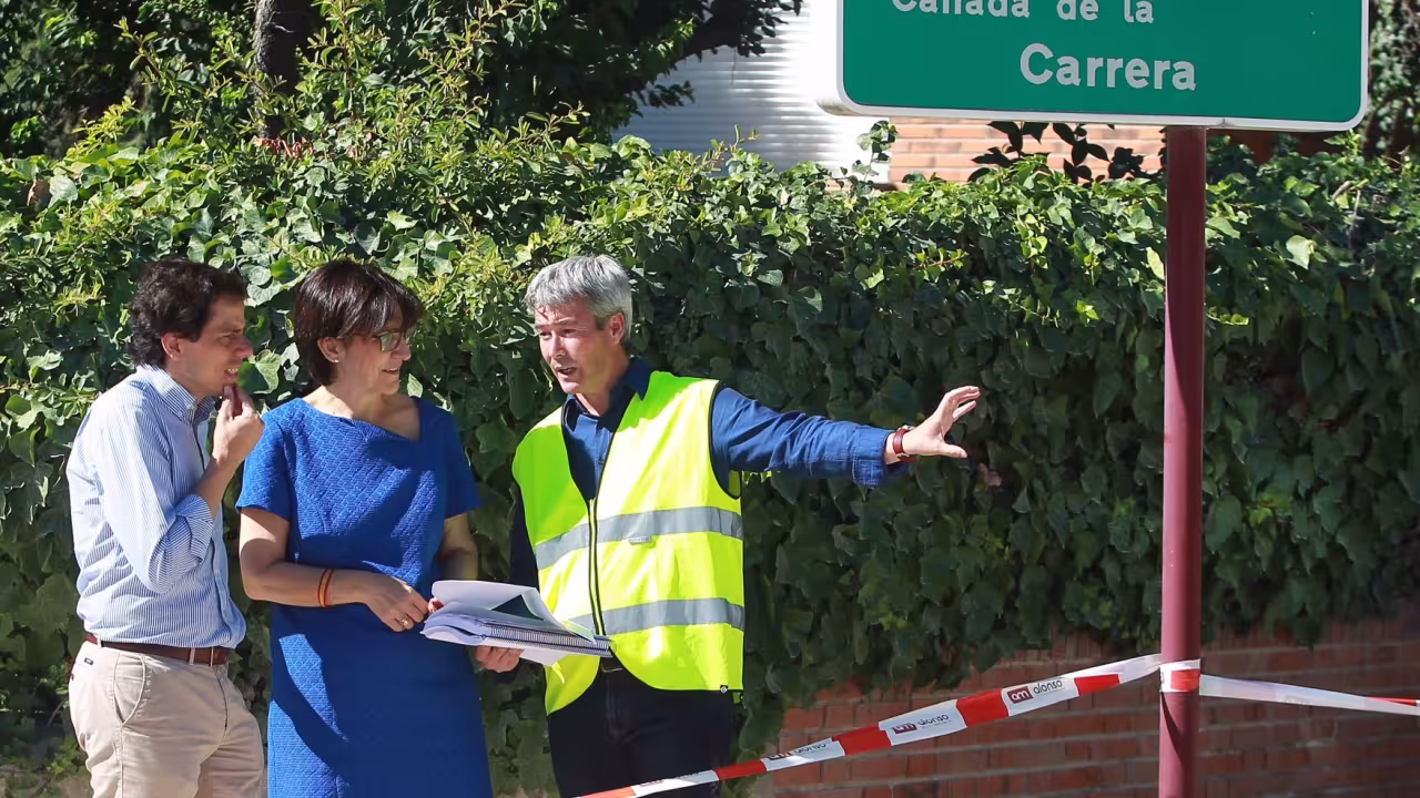 Susana Pérez Quislant viista las obras de la vereda de la Cañada de las carreras