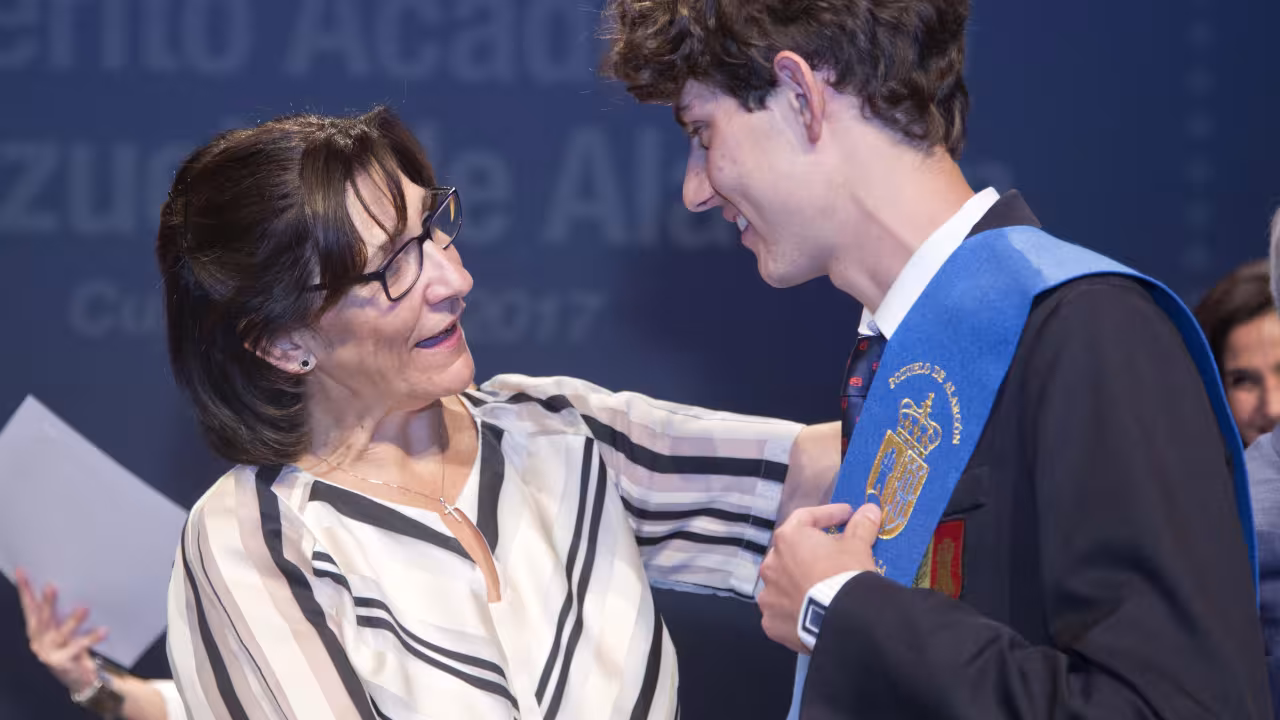 La alcaldesa entrega los premios a la excelencia académica