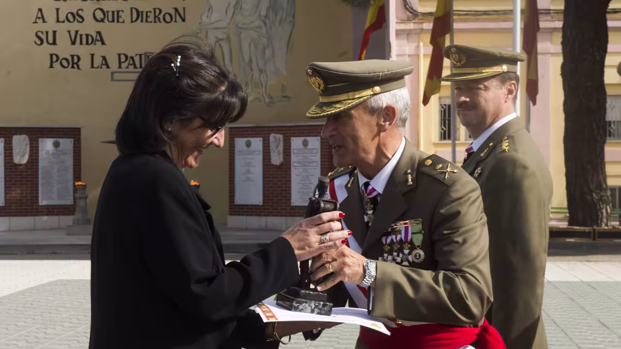 Entrega de la condecoración a la alcaldesa