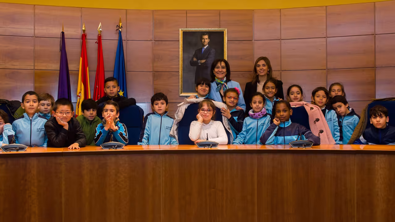 La alcaldesa junto a los alumnos en el salón de plenos