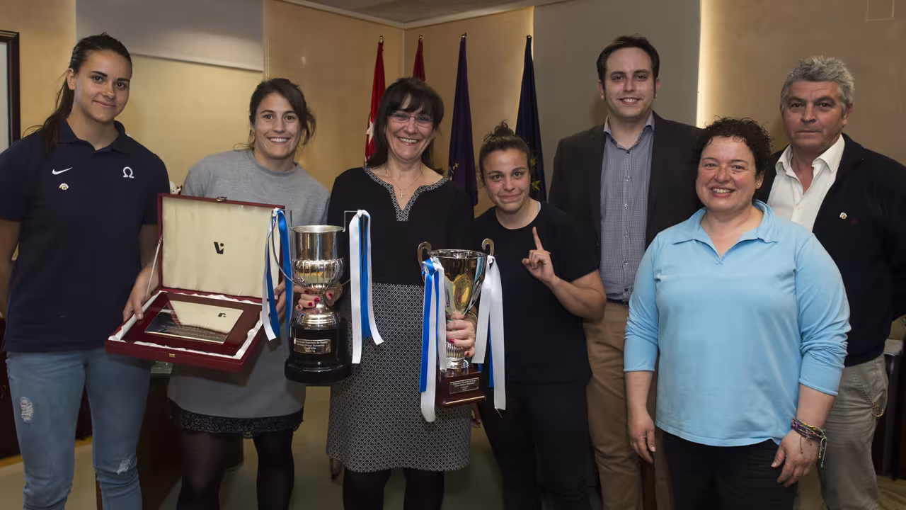 La alcaldesa felicita al equipo femenino del Club de Rugby Olímpico de Pozuelo, campeonas de la Liga Iberdrola