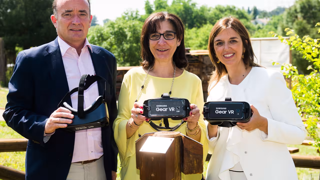 La alcaldesa, junto al concejal de Educación y el concejal de medio ambiente