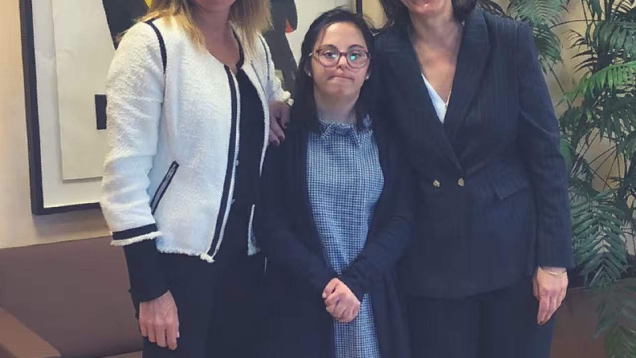 Susana Pérez Quislant junto a una de las empleadas