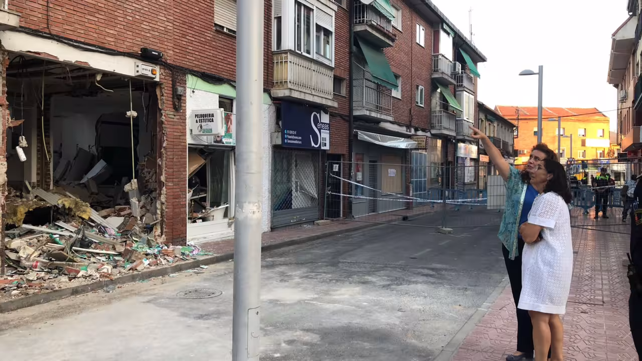 La alcaldesa visitando el edificio afectado