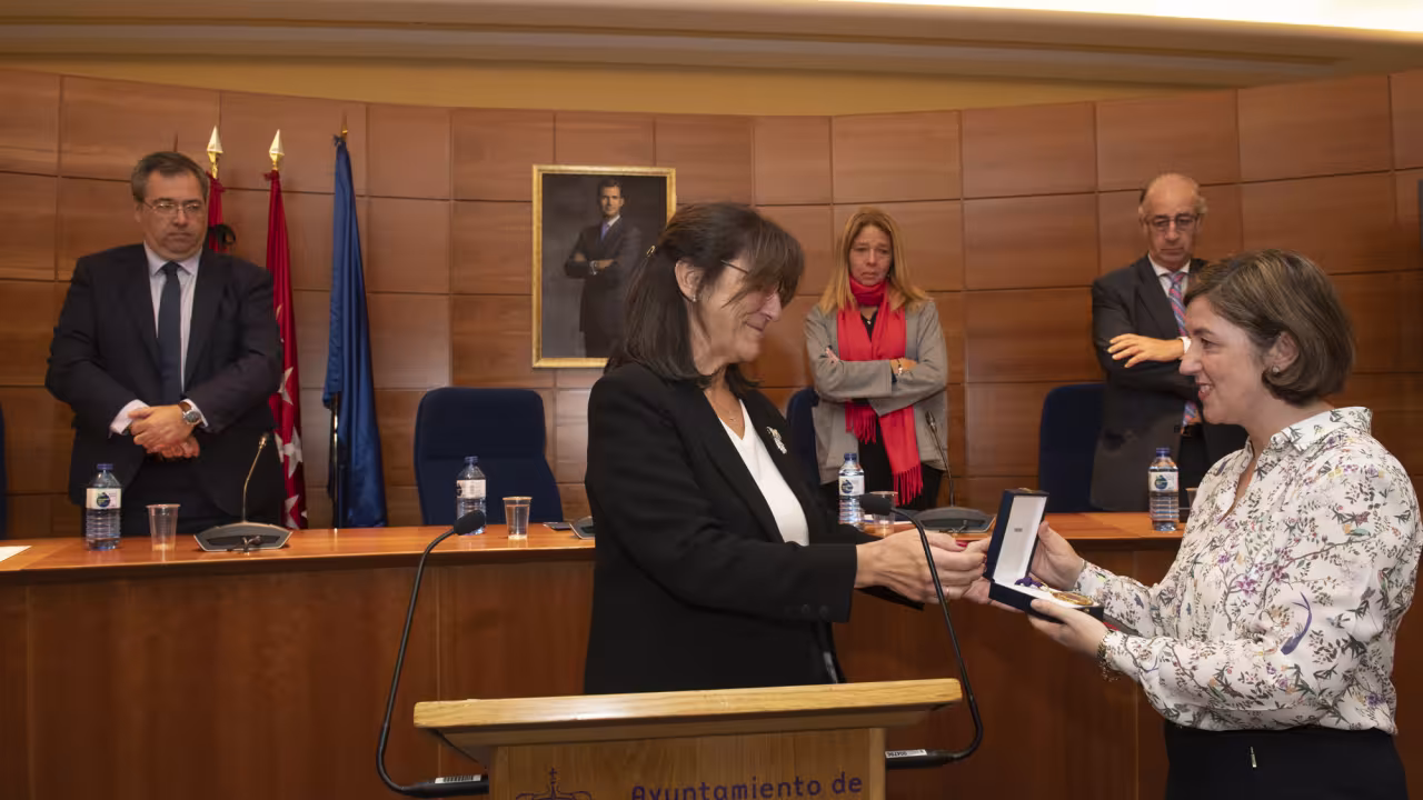 Momento de la entrega de la medalla