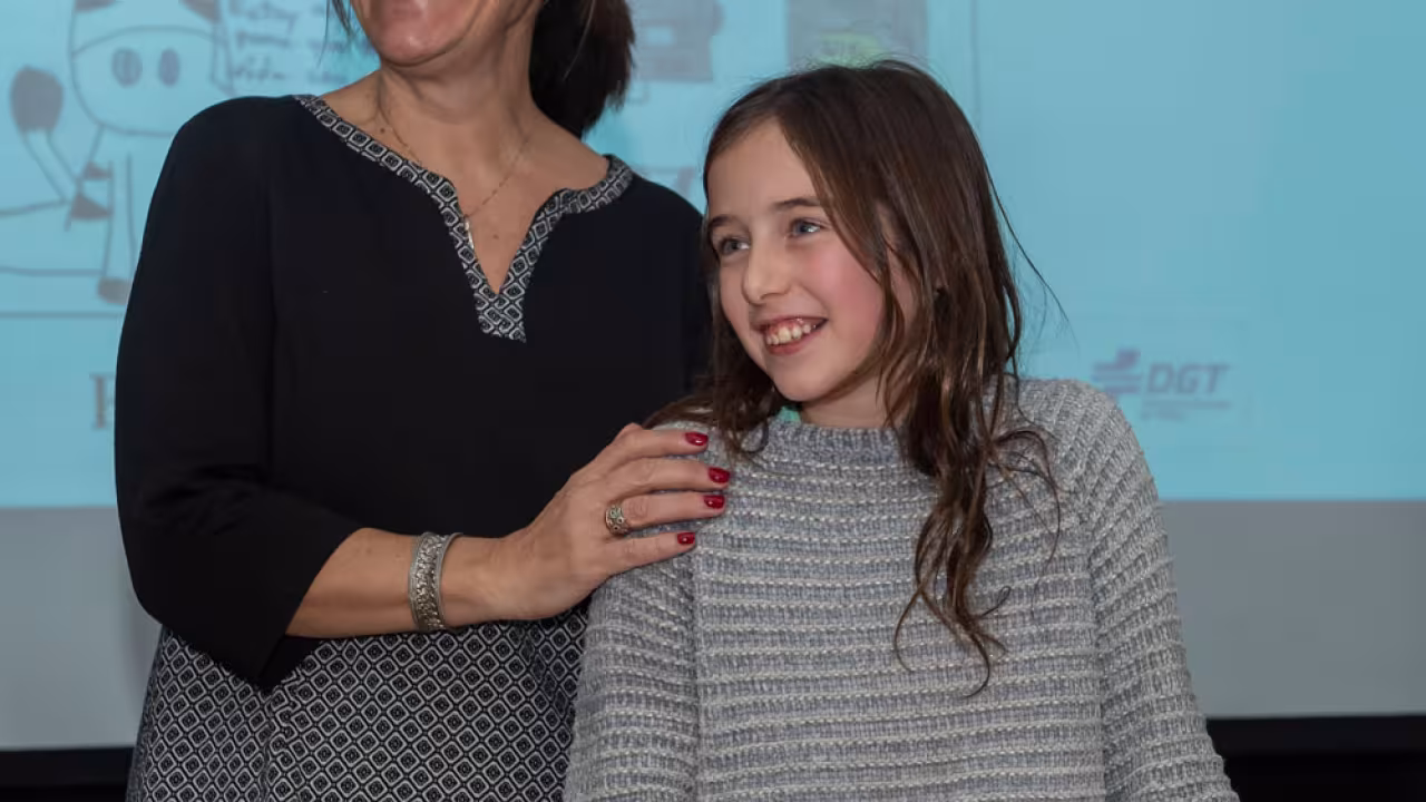 LA alcaldesa de Pozuelo junto a la ganadora del concurso de educación vial