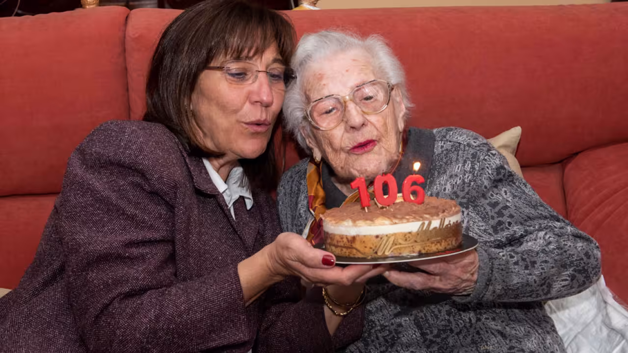 La alcaldesa junto a María que cumple 106 años
