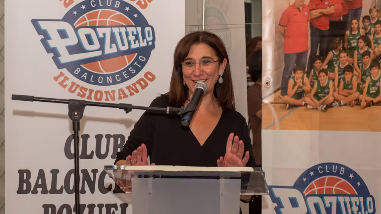 La alcaldesa, Susana Pérez Quislant, en el 25 aniversario del Club Baloncesto Pozuelo