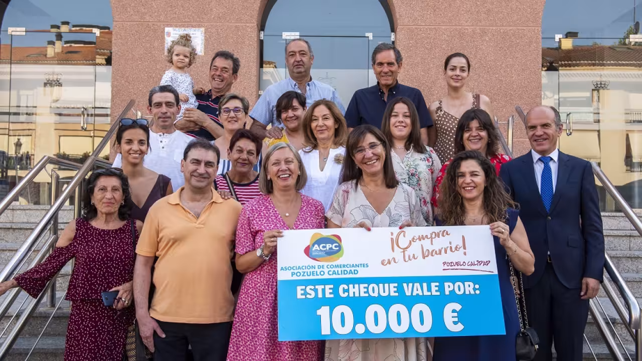 La alcaldesa acompaña a la Asociación de Comerciantes Pozuelo Calidad en la entrega de los 10.000 euros de premios de la campaña de Primavera-Verano