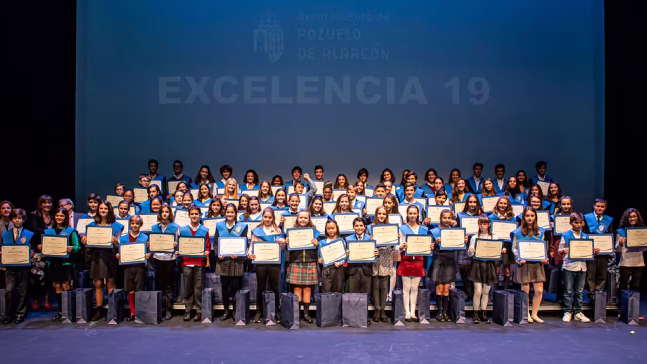 Premios excelencia y mérito académico estudiantes de primaria y secundaria.